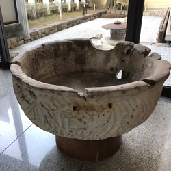 ローマ時代の大理石の水鉢